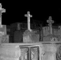 Fue a "cazar" fantasmas al cementerio y capturó dos en escalofriante video