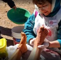 Le vieron los pies a una peregrina y se pusieron a llorar: "Cosidos con alambre"