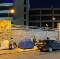 Se armó en la fila para María Becerra: Varias madres casi terminan de los pelos