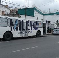 El colectivo ploteado de Milei chocó contra dos autos en el centro jujeño 