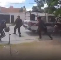 [HAY VIDEO] Vecinos se fueron al humo contra un patrullero y un policía les apuntó en la cara