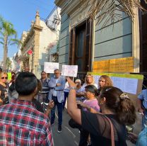 Jujeños se encadenaron en Agua Potable: por agua y contra el tarifazo