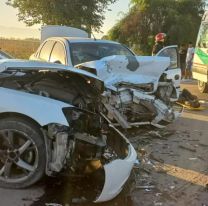 Dos autos chocaron de frente y 6 personas fueron trasladadas al hospital de Perico