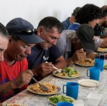 Cientos de jujeños esperan en el Comedor "Manitos Traviesas"  por un plato de comido