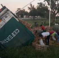 Saquearon a un camionero jujeño que se durmió: Llevaba miles de naranjas