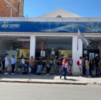 Si trabajaste en las elecciones te toca cobrar: Largas filas en el Correo