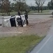 El fuerte temporal que golpea Córdoba hizo volcar un enorme camión en la RN 8