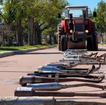 Así compactan y destruyen caños de escape adulterados en un municipio cordobés