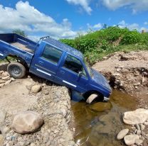 Una camioneta varada desde la tormenta en Palpalá: No la pueden sacar