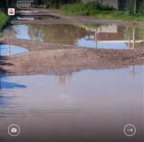 Una calle de Palpalá se convirtió en laguna y la municipalidad no aparece