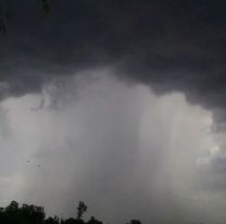 En plena tormenta, dos jóvenes cayeron al río y fueron arrastrados por el agua