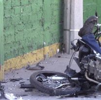 Dos criaturas jujeñas manejaban una moto y se estampillaron contra una pared