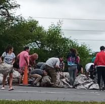 Volcó un camión que transportaba cervezas, centenares de vecinos lo saquearon y un policía resultó herido