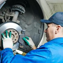 Llevó su auto a un taller a que arreglen los frenos y terminó siendo un héroe