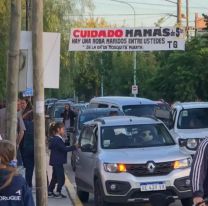 Escrache en pasacalles: "Hay una roba maridos entre ustedes, se hace la mosquita muerta"