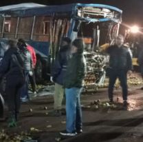 Brutal choque entre un colectivo y un camión dejó 3 muertos y 20 heridos