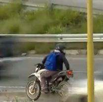 Motociclistas jujeños a contramano en la Ruta 9 para ingresar a colectora