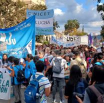 Multitudinaria marcha universitaria en defensa de la educación pública en Jujuy