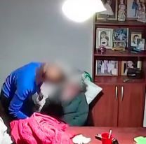 Puso una cámara y descubrió que su madre era golpeada por la cuidadora