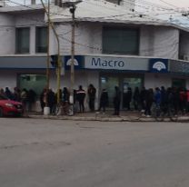 Esperar en el frío: Largas filas en los cajeros de Banco Macro