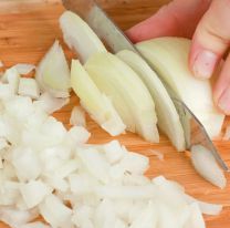 El increíble truco para picar cebolla y que no se te quede el olor en las manos