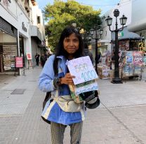 Vio a una mujer vendiendo chicles en la peatonal y le dio un regalo que la hizo llorar