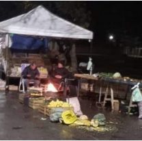 Dos verduleros norteños hacen llorar a todos: "A esta hora y bajo la lluvia"