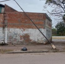 Un poste cayó sobre una casa y nadie hace nada: Indignación en Palpalá