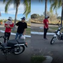 Influencer regaló una moto a vendedor ambulante y no la quiso agarrar: "Me humillas..."