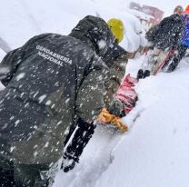 Volcó un camión que transportaba varios gendarmes: heridos en la nieve