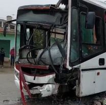 Colectivo fuera de control en Palpalá: Arrancó dos postes y casi ocurre una tragedia