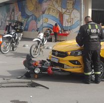Tremendo choque en pleno centro de Jujuy: Una moto terminó abajo de un auto