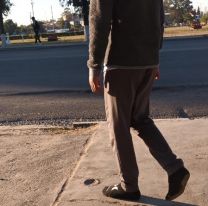 Encontraron a un joven desorientado y descalzo en la plaza de Palpalá: Buscan a su familia