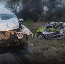 Camioneta chocó a un patrullero en plena autopista: salieron volando