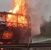 Un colectivo se incendió en la ruta nacional N° 34 en Ledesma