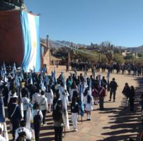 Una multitud se reúne al pie del Monumento a la Independencia en Humahuaca