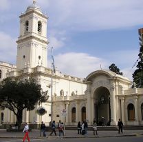 Angustia en la Catedral de Jujuy: una mujer fue a resarle a diosito y la pasó muy mal 