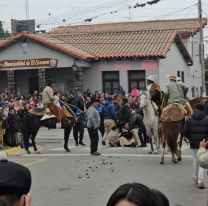 En pleno desfile en El Carmen una paisana cayó de su caballo 