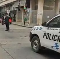 Escándalo con un turista ruso en pleno centro de Jujuy: varios policías intentaron detenerlo