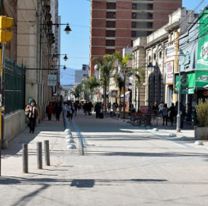 Turista ruso se zarpó en pleno centro de Jujuy e hizo algo imperdonable con una policía