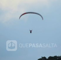 Fue a un cerro de Salta para saltar en parapente y murió