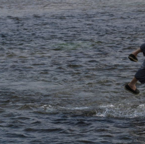 Se identificó al norteño hallado sin vida en un río, tenía una caja de vino