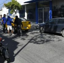 Brutal choque entre un remis y una moto en pleno centro jujeño