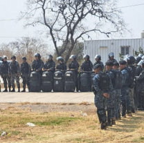 Miles de salteños llegan a Jujuy y así los espera la policía