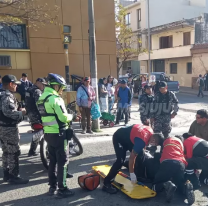 Tremendo choque cerca de la cancha, camioneta se llevó puesto a un auto, a una mujer y a un kiosco