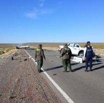 Chocó de frente con la camioneta y quedó atrapado: murió