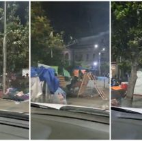 "Llena de carpas": así amaneció la Plaza Belgrano en San Salvador