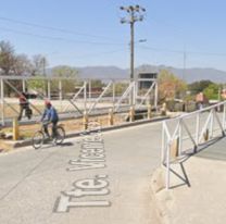 Quiso cruzar el puente y aparecieron cuatro monstruos: arruinaron su vida