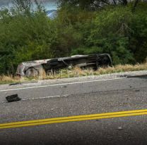 Volcó un colectivo tras chocar con un camión a metros del peaje Cabeza de Buey