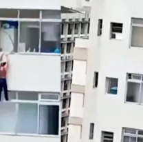 Terrorífico: mujer quedó colgada de un piso 16 al resbalar cuando limpiaba una ventana (video)